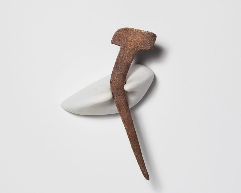 Clou d’or, 2024, Bronze et plâtre, 27 x 17 x 13 cm, Julia Borderie & Éloïse Le Gallo © Fred Margueron